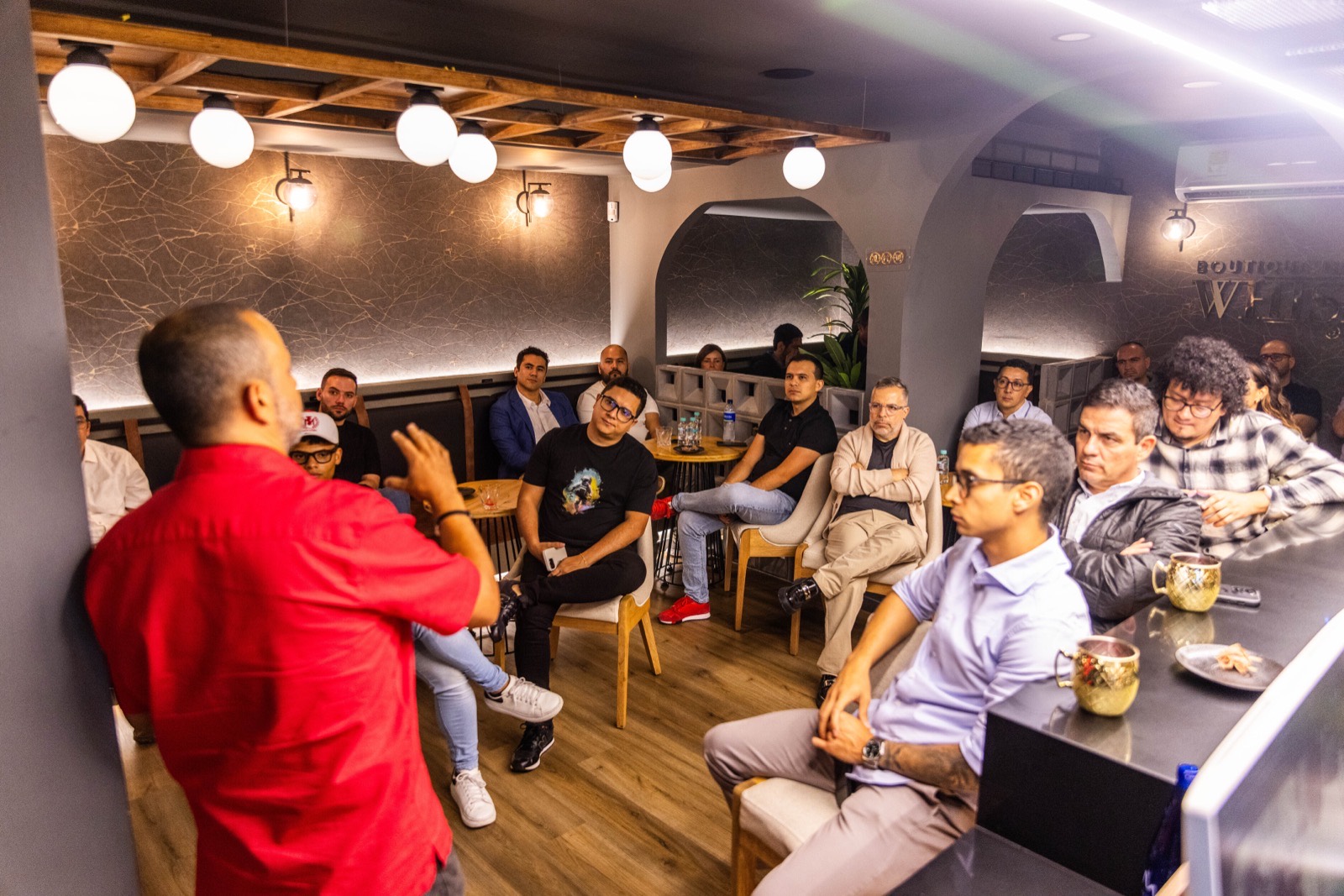La sala de La Boutique del Whisky en plena cata mensual
