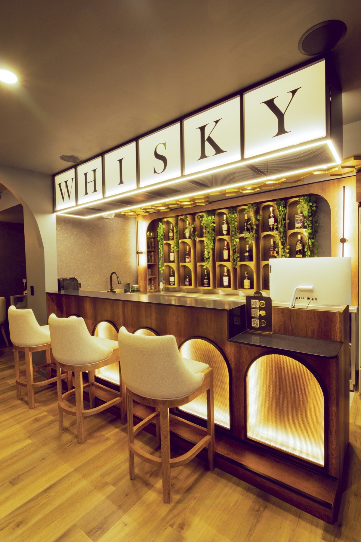 Vista amplia de la barra y la colección de whisky de La Boutique del Whisky en Medellín