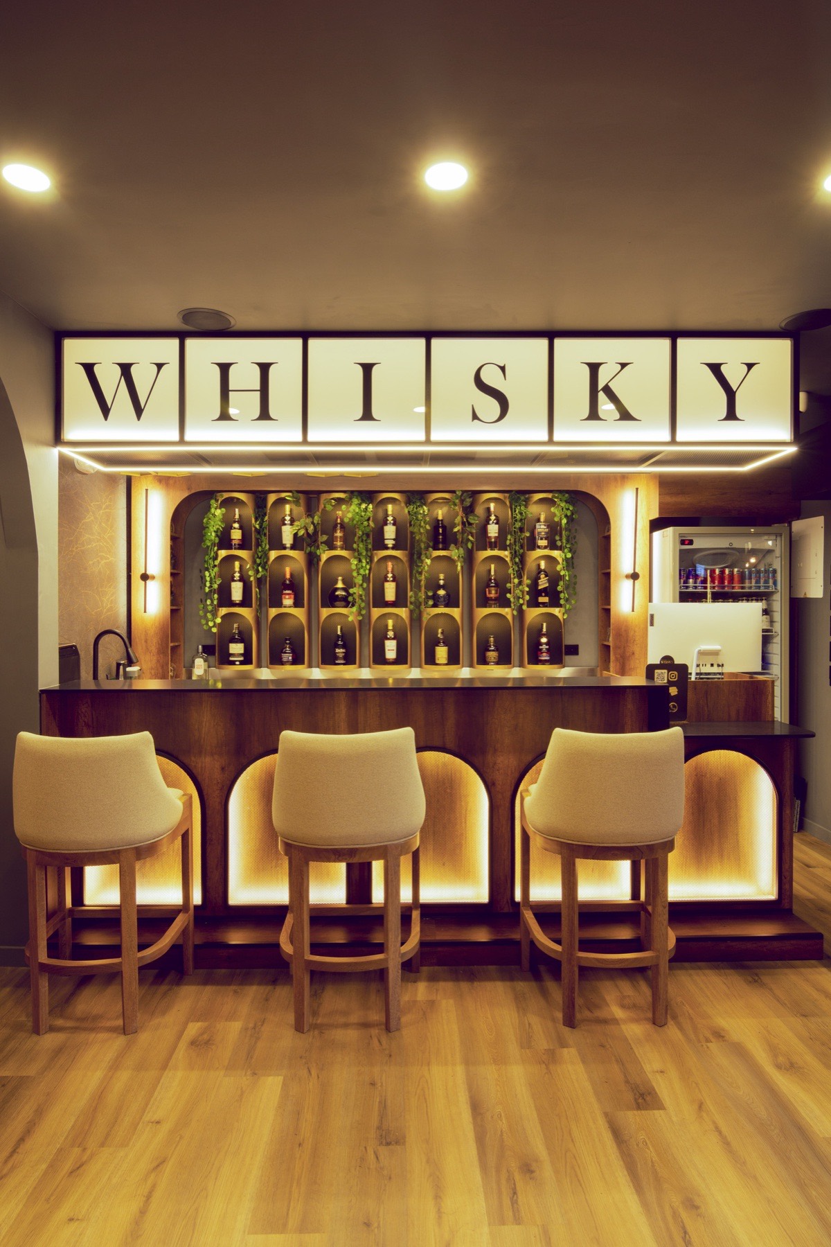 Barra e interior real de La Boutique del Whisky en El Poblado, Medellín