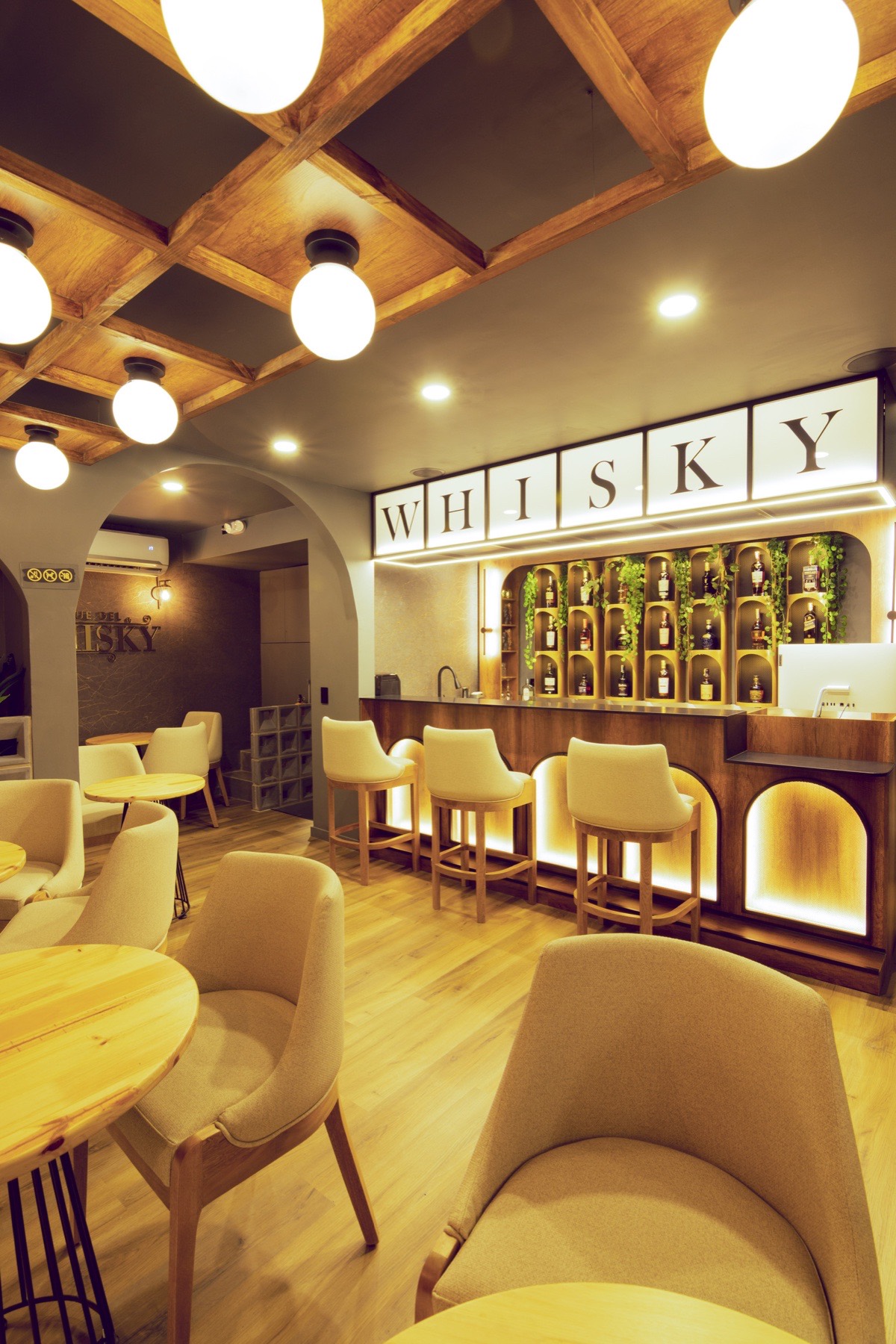 Interior de La Boutique del Whisky con su ambiente cálido y detalles en madera