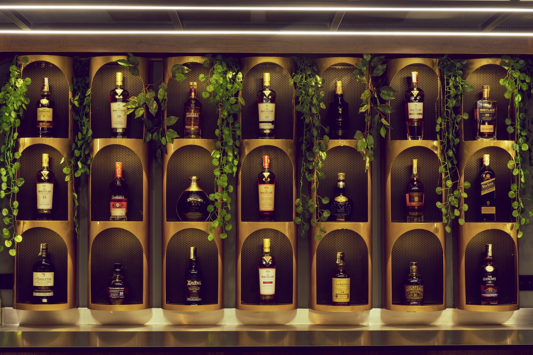 Selección de whiskies de diferentes regiones en la pared de La Boutique