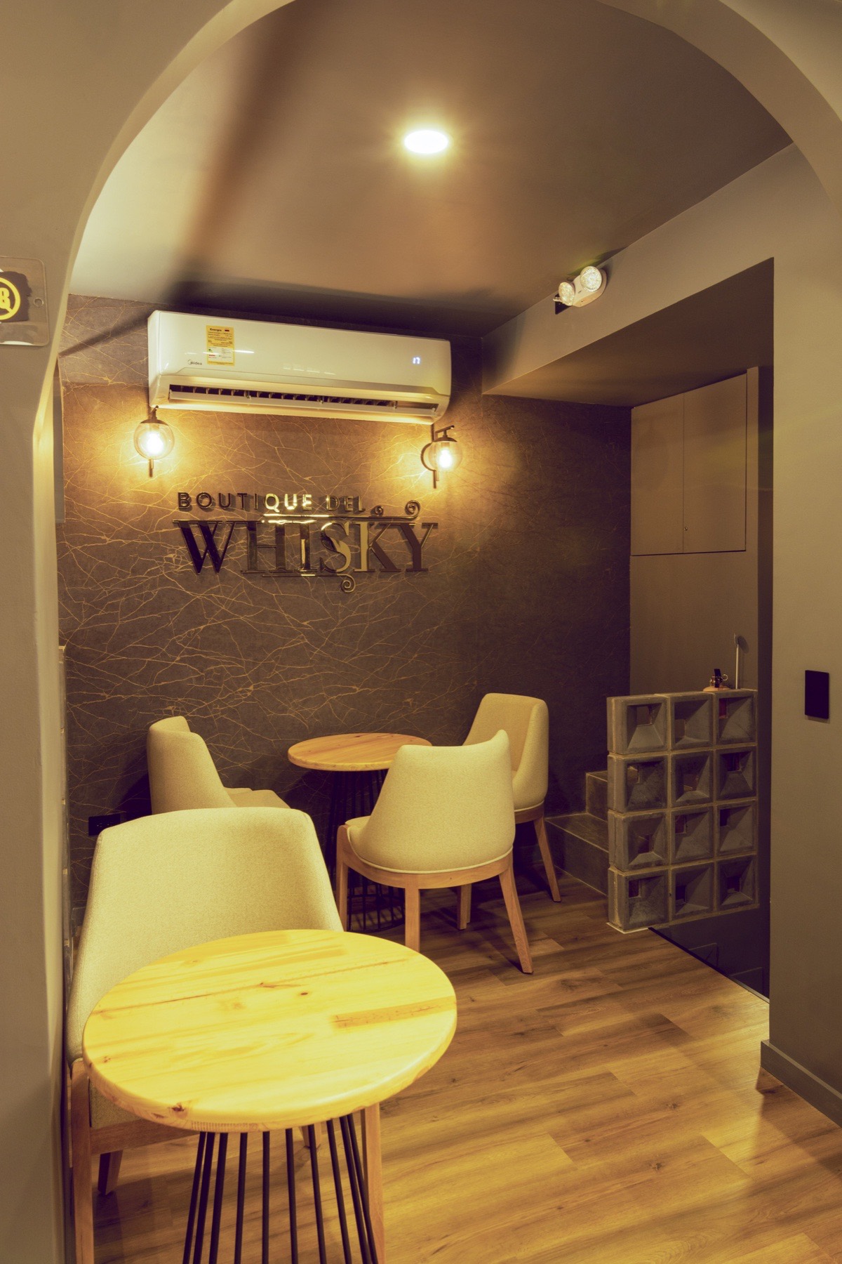 Mesas y sillas del bar de whisky en Patio Bonito, Medellín