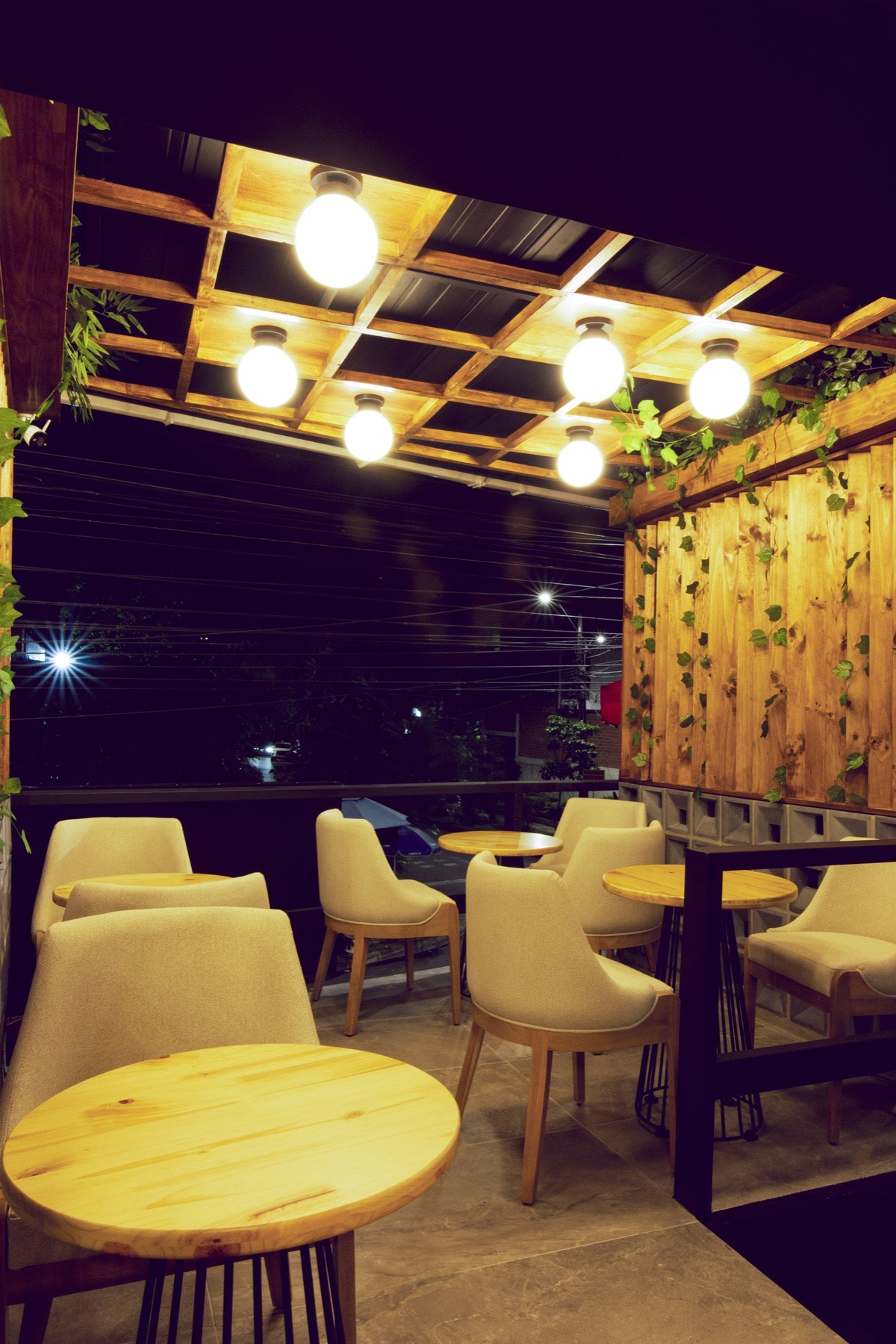 Terraza nocturna de La Boutique del Whisky en El Poblado