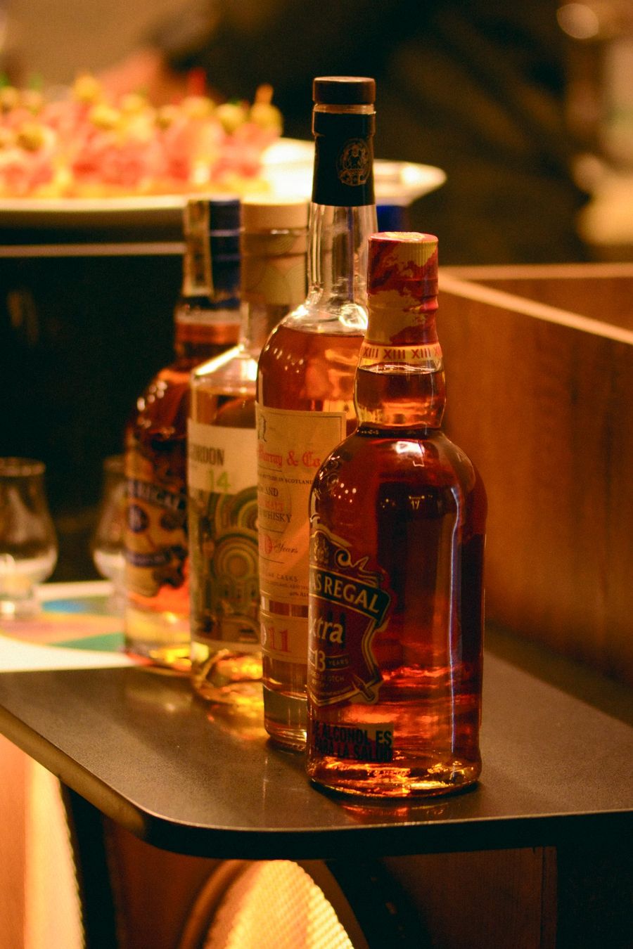 Bar La Boutique del Whisky - Vista general con copas de cata